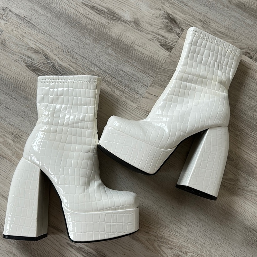 White heeled gogo booties size 7.5
